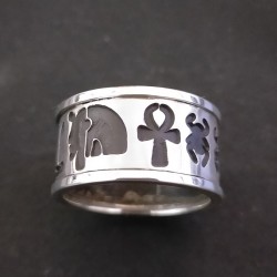 Anello a Fascione in Argento con Simboli Egizi
