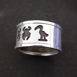 Anello a Fascione in Argento con Simboli Egizi