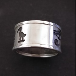 Anello a Fascione in Argento con Simboli Egizi