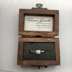 Anello Solitario Oro Bianco con Diamante taglio Brillante